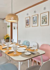 Un comedor con mesa y sillas en Happy Home Stay, en Seúl