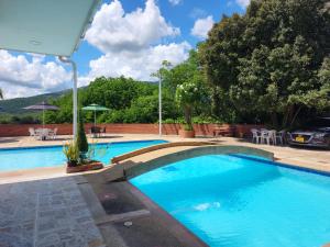 Piscina de la sau aproape de Hotel OK El Edén Tocaima