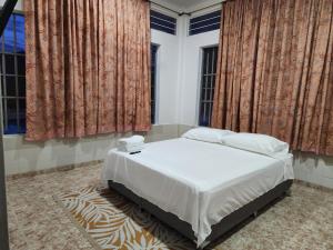 Un pat sau paturi într-o cameră la Hotel OK El Edén Tocaima