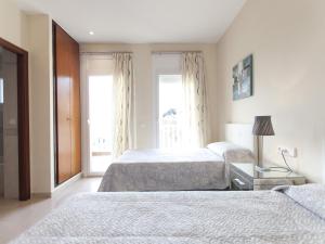 En eller flere senge i et værelse på Holiday Home in Empuriabrava with Private Pool + 27 billeder