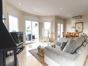 Et tv og/eller underholdning på Holiday Home in Empuriabrava with Private Pool