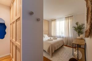 a bedroom with a bed and a window at Suite haut de gamme - Appartement vue sur mer - Boulogne Sur Mer - Nausicaa in Boulogne-sur-Mer