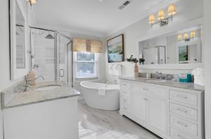 Et badeværelse på Yacht Harbor Court 4 by Wild Dunes, Golf View