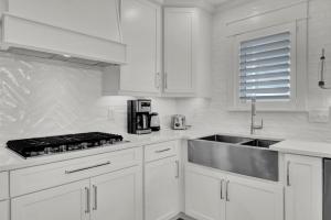 Dapur atau dapur kecil di 30 Marsh Island by Wild Dunes with Amenities +25 gambar