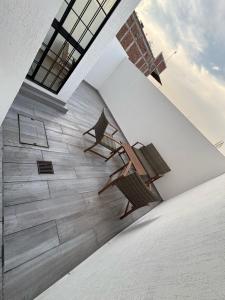 a group of benches sitting in a room at Torres del Mar in Manzanillo