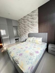 Ένα ή περισσότερα κρεβάτια σε δωμάτιο στο Homey Place near Bandung