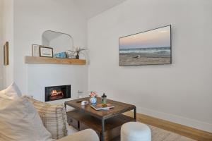 un soggiorno con tavolo e camino di 3 Chicks & A Hen Bungalow a Frisco