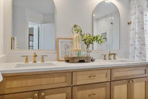 un bagno con due lavandini e uno specchio di 3 Chicks & A Hen Bungalow a Frisco Altre 37 foto