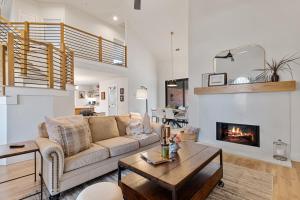 un soggiorno con divano e camino di 3 Chicks & A Hen Bungalow a Frisco