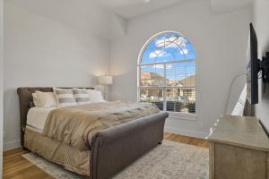 una camera con letto e finestra ad arco di 3 Chicks & A Hen Bungalow a Frisco