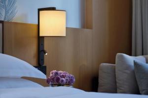 Postel nebo postele na pokoji v ubytování Sanya Han's Grace Hotel