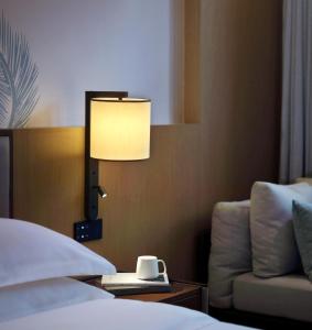 Postel nebo postele na pokoji v ubytování Sanya Han's Grace Hotel