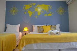 سرير أو أسرّة في غرفة في Foz Casa do Turista