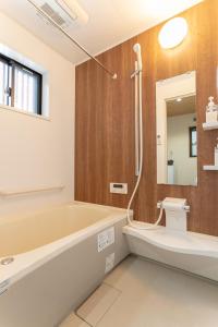 um banheiro com banheira, vaso sanitário e pia em nestay東九条01左側 em Quioto