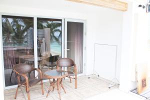 um pátio com cadeiras e uma mesa na varanda em The Muse Hotel Boracay em Boracay