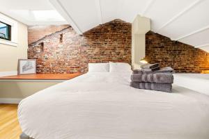 Katil atau katil-katil dalam bilik di Luxury Penthouse Steps from Downtown Portland