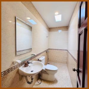 Koupelna v ubytování Nam Xuan Premium Hotel