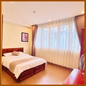 Postel nebo postele na pokoji v ubytování Nam Xuan Premium Hotel
