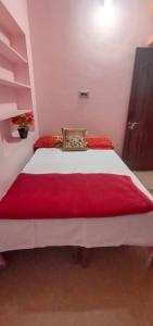 Postel nebo postele na pokoji v ubytování Nakshatra Homestay