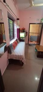 Postel nebo postele na pokoji v ubytování Nakshatra Homestay
