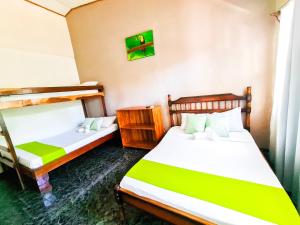 Rúm í herbergi á Cabinas Coco Alegre
