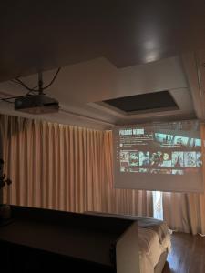 TV a/nebo společenská místnost v ubytování LUA Capsule Rooms