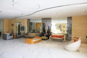 um lobby de um hotel com sofás e cadeiras em The Muse Hotel Boracay em Boracay