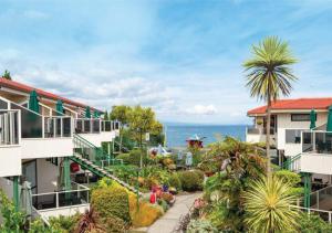 Una vista del océano desde el balcón de un edificio. en Ika Nui Taupo, en Taupo
