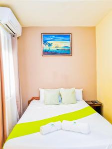 Rúm í herbergi á Cabinas Coco Alegre