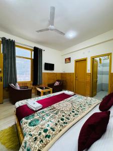 a bedroom with a large bed and a ceiling at Kullu Manali Homestay in Kulu