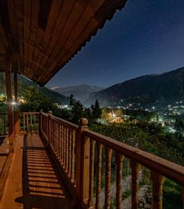 a view from a balcony at night at Khwabgaah Manali in Manāli