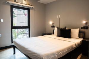 En eller flere senge i et værelse på Mad Monkey Manila + 64 billeder