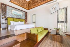 Postel nebo postele na pokoji v ubytování KOI Resort & Residence Da Nang