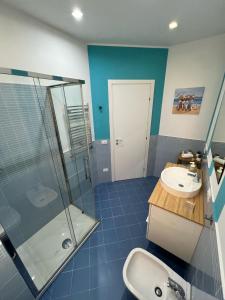 a bathroom with a glass shower and a sink at Michi House Appartamento in centro a Palermo in Palermo