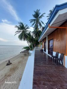 a building on the beach with palm trees and the ocean at Villa Del Kaplan in Santa Fe