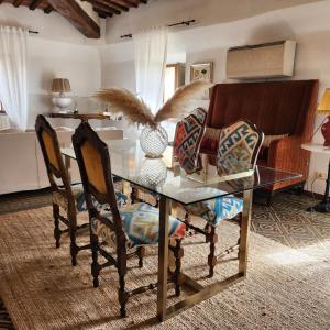 una sala da pranzo con tavolo e sedie in vetro di A painting for each window with AIR CONDITIONING! a Siena Altre 10 foto