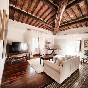 TV o dispositivi per l'intrattenimento presso A painting for each window with AIR CONDITIONING!