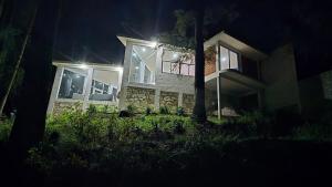a house at night with the lights on at Cabaña Titanic Excelente lugar para descansar in Cedro