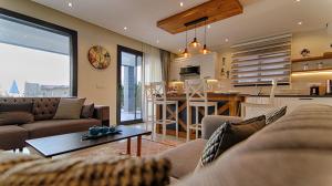 un soggiorno con divano e tavolo in cucina di GOLD Villa 6 a Oludeniz