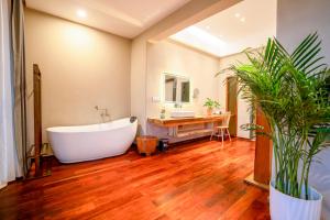 Bilik mandi di Xianxiuju Garden Courtyard B&B