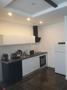 Dapur atau dapur kecil di Appartement privé moderne et lumineux plain-pied