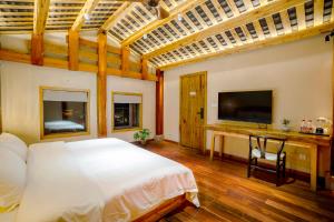 TV a/nebo společenská místnost v ubytování Xianxiuju Garden Courtyard B&B