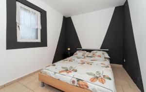 Posteľ alebo postele v izbe v ubytovaní Cozy Apartment In Benkovac With Wifi