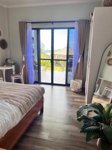 Uma cama ou camas num quarto em Sondela Lambug Room2 w pool mountain seaview