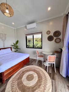 Uma cama ou camas num quarto em Sondela Lambug Room2 w pool mountain seaview