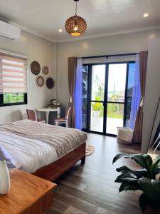 Postel nebo postele na pokoji v ubytování Sondela Lambug Room2 w pool mountain seaview