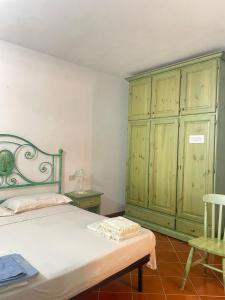 ein Schlafzimmer mit einem Bett und einem grünen Schrank in der Unterkunft Casa Terrazza sul Golfo in Cannigione + 13 Fotos