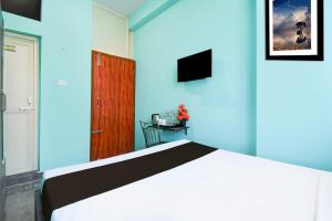 TV a/nebo společenská místnost v ubytování Hotel O Bhubaneshwar Near ITER College