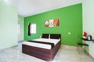 Postel nebo postele na pokoji v ubytování Hotel O Bhubaneshwar Near ITER College
