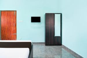 TV a/nebo společenská místnost v ubytování Hotel O Bhubaneshwar Near ITER College
